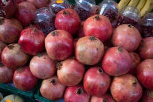 pomegranates-in-market