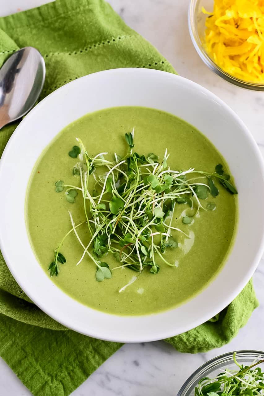 Bol de soupe végétalienne au brocoli et aux épinards seul