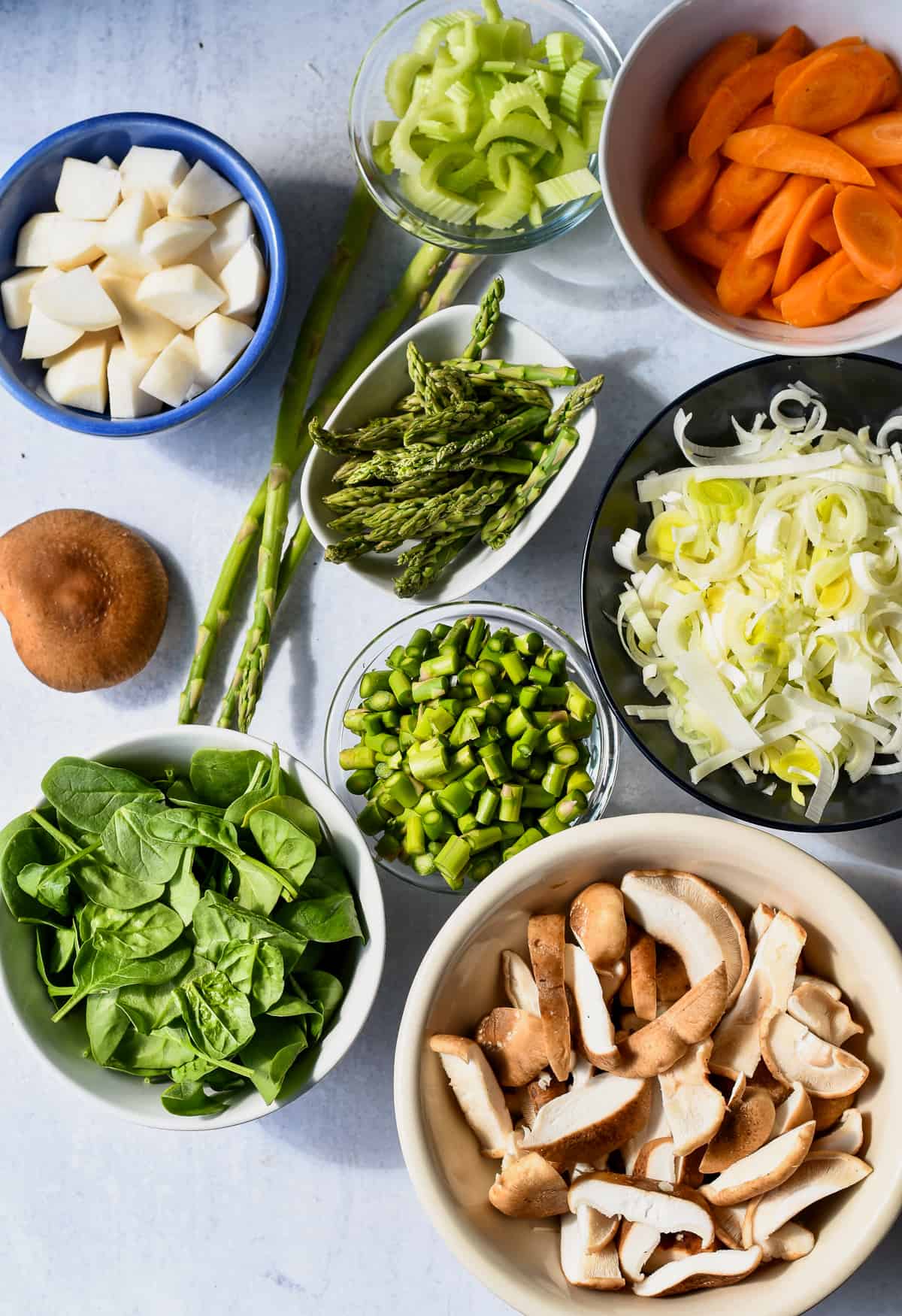 Ingredientes vegetales cortados en guiso de pollo y verduras de primavera 