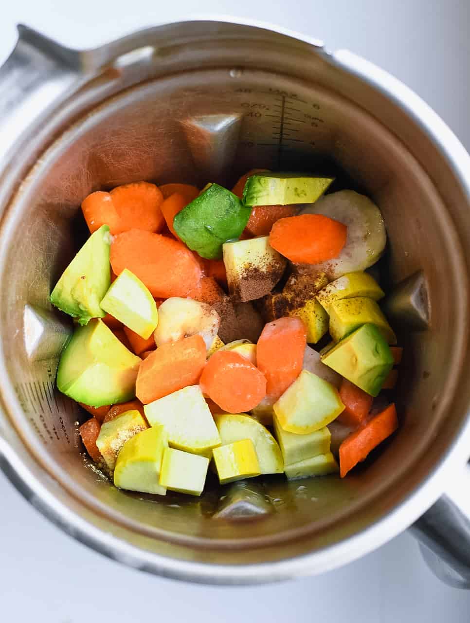 Zutaten für eine Smoothie Bowl für Karottenkuchen in einem Mixer