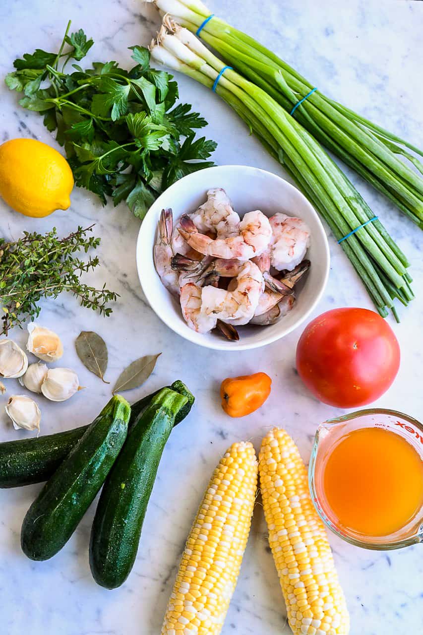 Ingredientes fáciles de camarones y verduras de verano